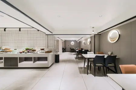 Flower · Designer Hotel (Yanji Yanbian University Korean Folk Garden) Отели рядом с достопримечательностью «College Town Wanghong Wall»