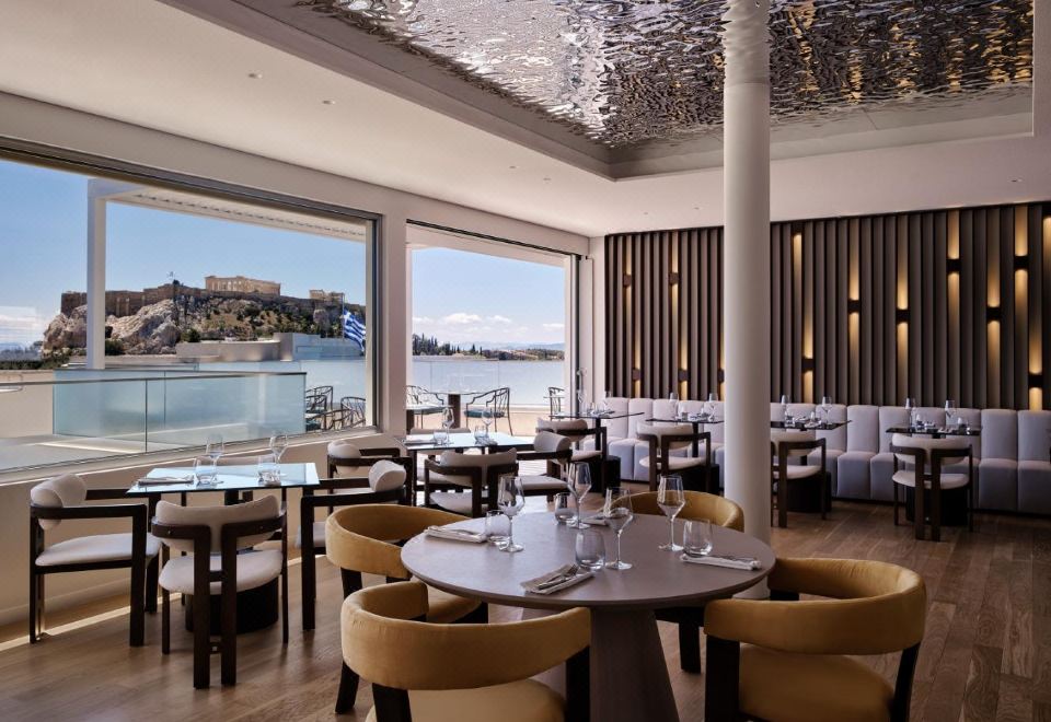 [일렉트라 호텔 아테네의 모던한 로비]