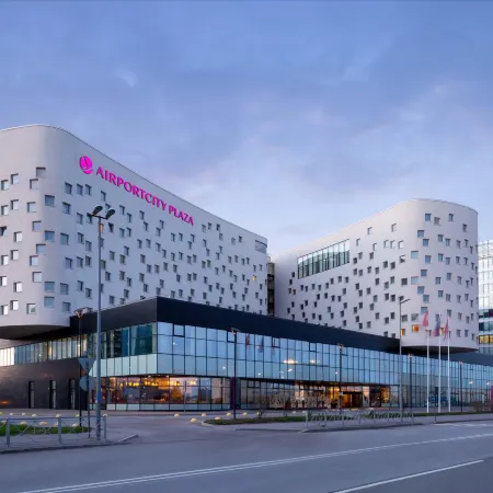 Airportcity Plaza (Аэропортсити Плаза бывш. Краун Плаза Аэропорт) Отели рядом с достопримечательностью «Александровский дворец»