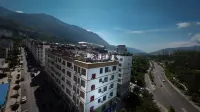 Qiaojia Huyun Hotel - ที่มีที่จอดรถ