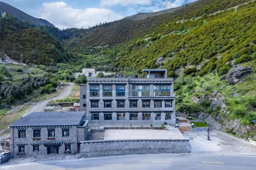 Songji Mountain Retreat Hotel Hotel di Daocheng