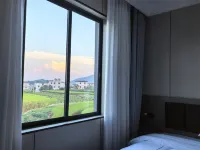 Moon Bay Courtyard-Style Hotel - con vista montagne