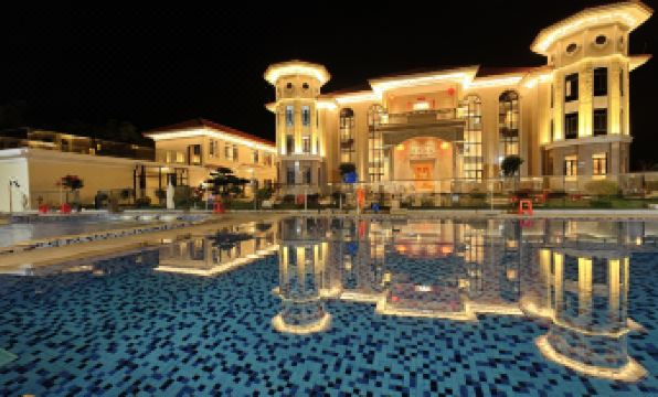 Huayue Village Hot Spring Hotel