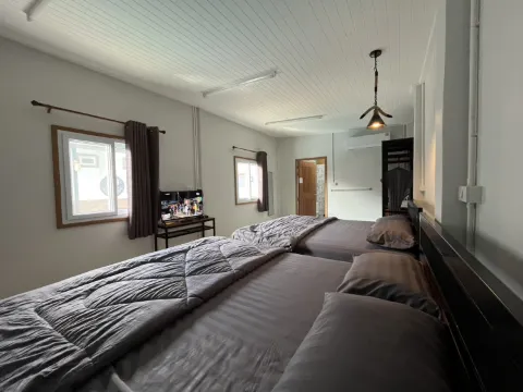 ห้องครอบครัวใหญ่ วิวสระว่ายน้ำ 2 เตียงใหญ้ 1 ห้องนั่งเล่น