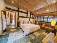 Riverside Courtyard Log Cabin Homestay - Romantic