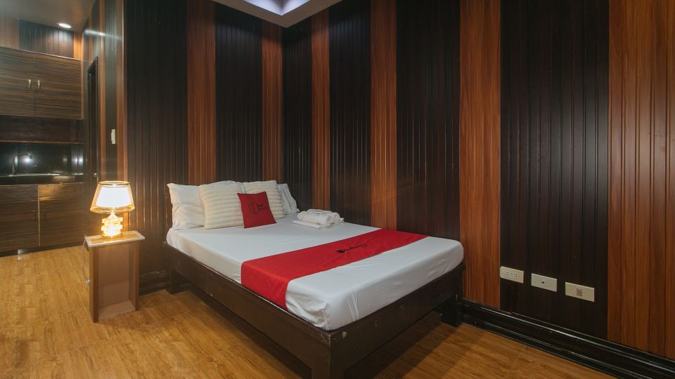 RedDoorz Plus @ Canley Residential