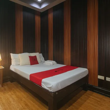 RedDoorz Plus @ Canley Residential