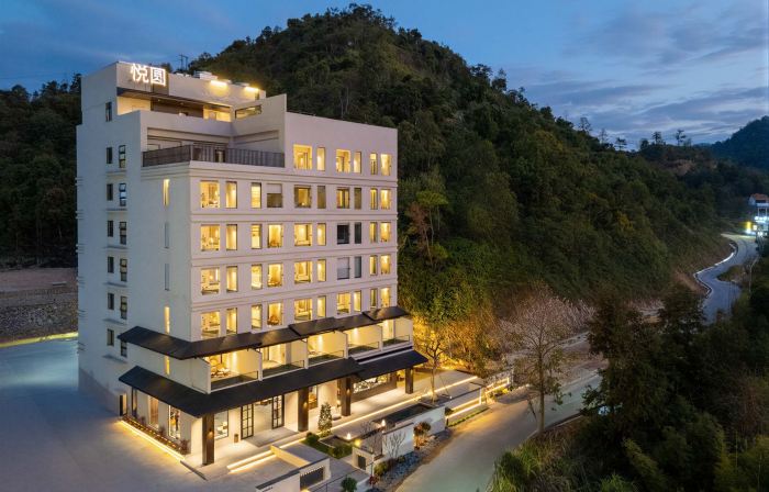 Jiuheyueyuan Wenquan Forest Resort Hotel