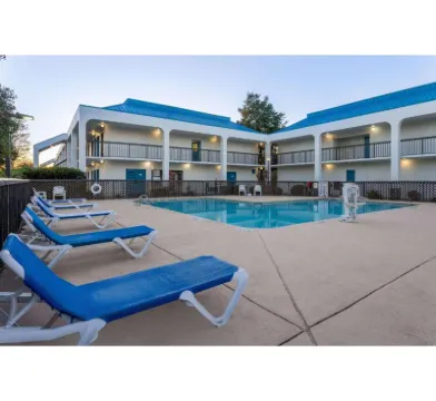 北卡傑克遜維爾6號套房酒店–勒瓊營海軍陸戰隊基地 酒店