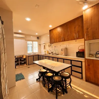 Sekinchan Spacious 2 and Half Storey Homestay 100m Walk to KFC 7 Eleven 24hr Clinic KTV BBQ - ที่มีที่จอดรถ
