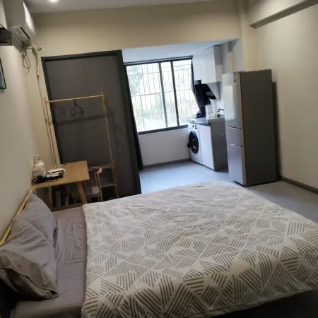 Air Cheng Hotel Apartment (Xianhu Road Subway Station) Отели рядом с достопримечательностью «Буддийский храм Хонгфа»