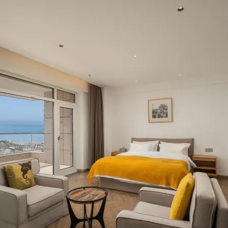 Floral · Lanhai Designer Hotel (Weihai International Bathing Beach Huoju 8th Street Branch)