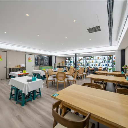 Jianzhi Hotel (Urumqi People's Square)