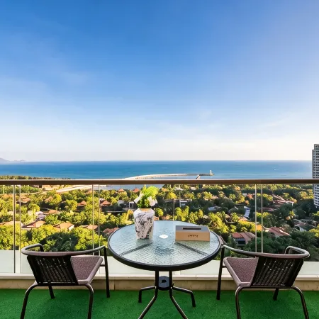 Laika Boutique Stay Scenic Apartment (Lingshui Clear Water Bay Food Street)