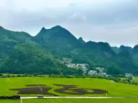 Peak Forest Lake Hotel (Xingyi South Railway Station & Wanfenglin Airport Branch) - vue sur la montagne