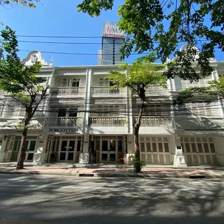 Forgotten Hostel Silom Отели рядом с достопримечательностью «Станция метро Sam Yan»