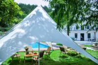 Half an acre of field, wilderness deep forest creek resort mountain luxury accommodation Hotel in zona Longwang Mountain Top