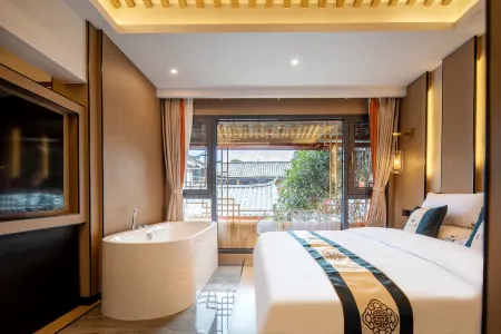 Yuntai Light Luxury Designer Inn (Lijiang Ancient City Mufu Branch)