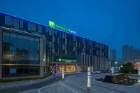 Holiday Inn Express Huangshi Cihu Lake Hotels near Hubei Polytechnic University Normal College