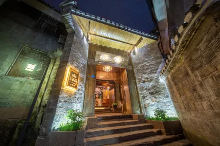 Phoenix Dayin Qianfu Homestay (Gucheng Branch) Отели рядом с достопримечательностью «Xiong Xiling Former Residence»