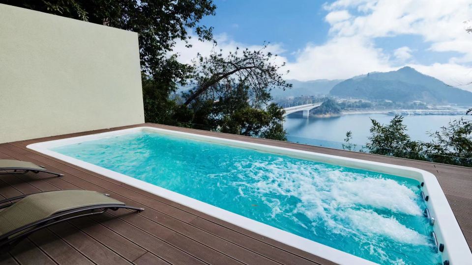 Luxury Lakefront Pool Villa with Private Pool, Qiandao Lake