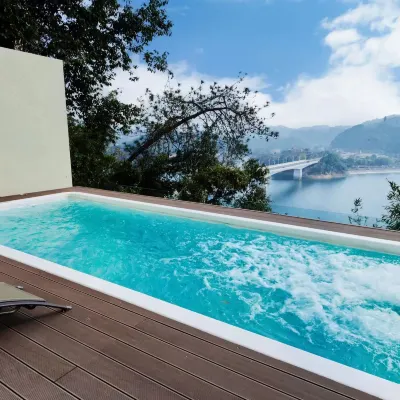 Luxury Lakefront Pool Villa with Private Pool, Qiandao Lake Hotels in de buurt van Qiandao Lake Scenic Area (Southeast Lake Area)