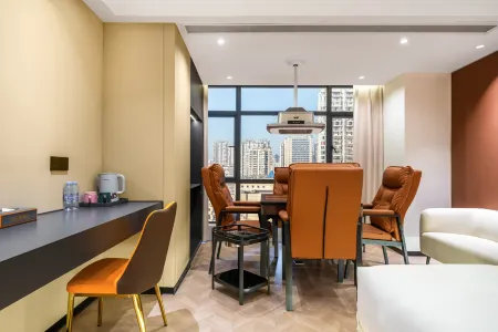 Yanchao Hotel (Nanchang Tengwangge Chaoyangzhou South Road Store) Отели рядом с достопримечательностью «Qiushui Square»