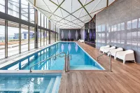 Meriton Suites Canberra - Pools