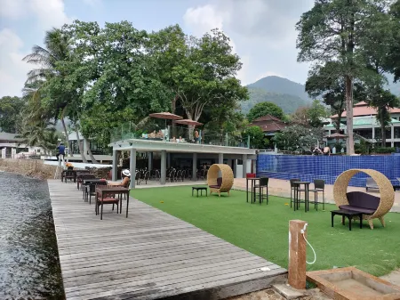 Chang Buri Resort & Koh Chang Hillside Отели рядом с достопримечательностью «Chao Por Koh Chang Shrine»