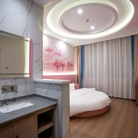 Colorful Danxia Chenye Hotel