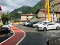 Jiuzhai Yishe Hotel(Jiuzhaigou Valley Scenic and Historic Interest Area Branch) - parking