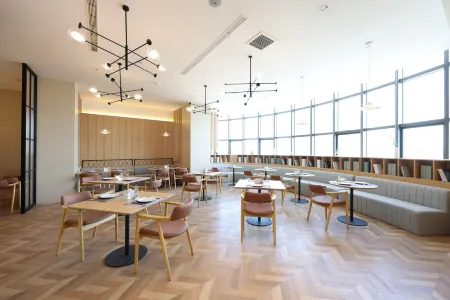 Liyi Hotel (Urumqi Hetian Second Street Dehui Wanda Branch) Отели рядом с достопримечательностью «Xinjiang University Gymnasium»