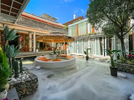 Dali Tophood Hotel (Erhaimen Gate, Dali Ancient Town)