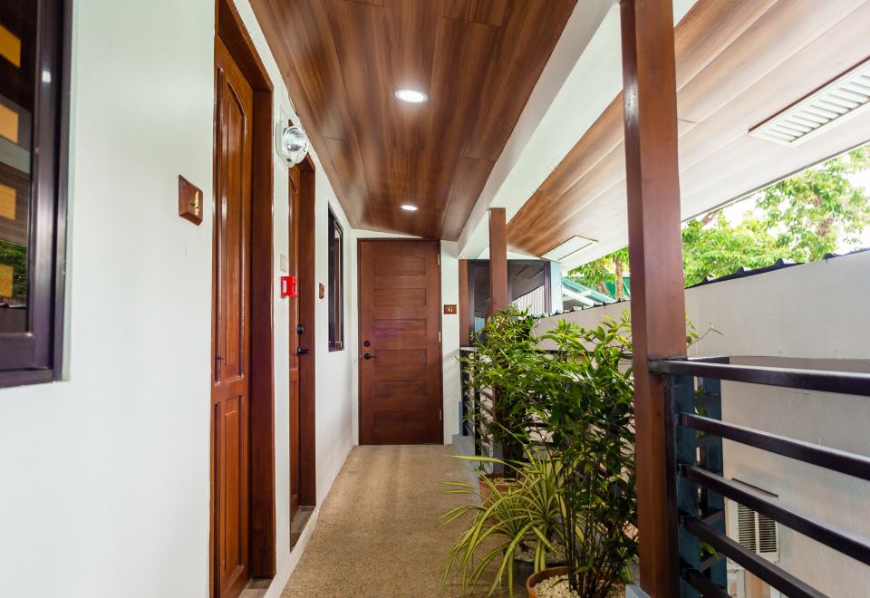 1. 알로나 비치 사..