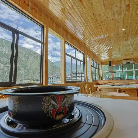 Sanhu Homestay (Shangri-La Town Daocheng Yading Scenic Area)