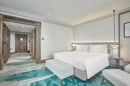 Holiday Inn & Suites Manila Galleria Отели рядом с достопримечательностью «Метроуолк»