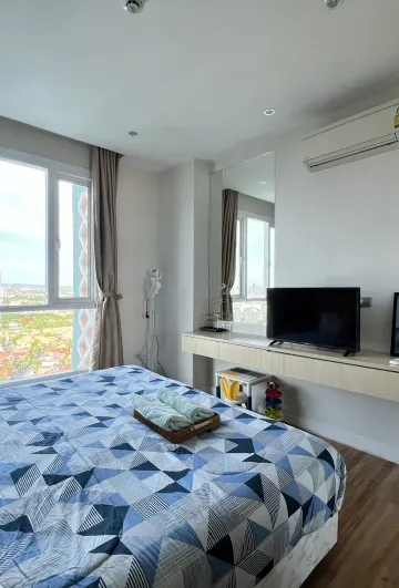 ห้องเตียงใหญ่ชั้น 1702 วิวสระ