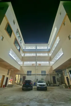 Nanyang Hotel (Zhenkang China-Myanmar Trade City Store) Отели рядом с достопримечательностью «Zhenkang Library»