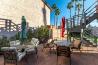 Fun 5 bedroom home by strip, pool, putting green Hotels near Speedway