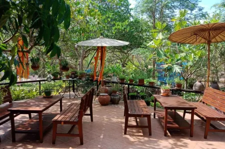 Farm Madame Fleur Отели рядом с достопримечательностью «Suwanmas Mongkol Temple»