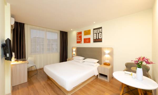 Yijing Hotel (Guilin Railway Station Wayao Wholesale Market)