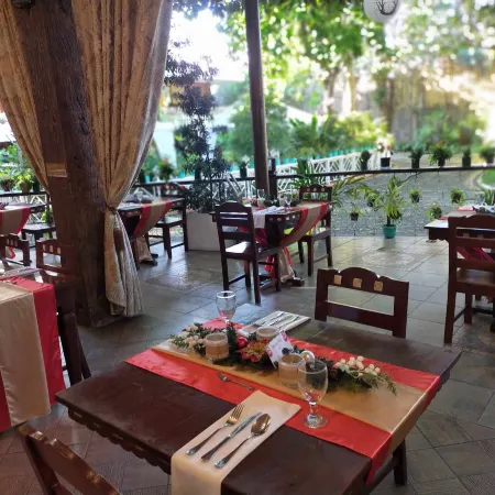 Luljetta's Garden Suites
