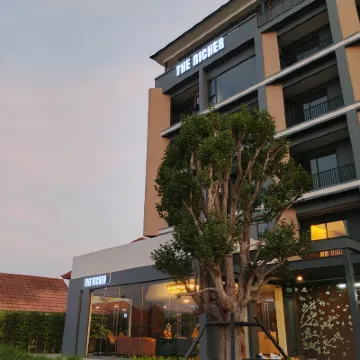 The Richer Hotels near Ratchaborikanukong School