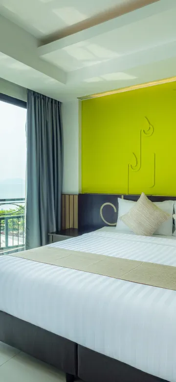 ห้องดีลักซ์ พร้อมวิวทะเลบางส่วน