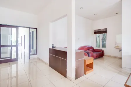 Hotel O Bogor near Taman Safari formerly Hotel Rudian 2 Отели рядом с достопримечательностью «Таман Сафари Индонезия Богор»