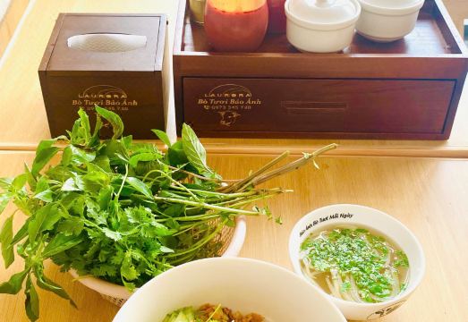 Aurora Bao Anh Hotel의 현대적인 객실 내부