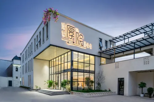 Qiantang Houyuan Hotel (Luoyang Luoyi Ancient City Lijingmen Cross Street)