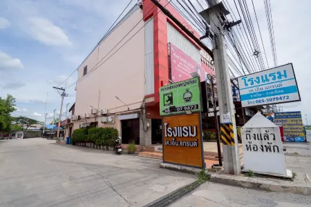 K.N Grand Hotel Отели рядом с достопримечательностью «Wat Rong Saeng»
