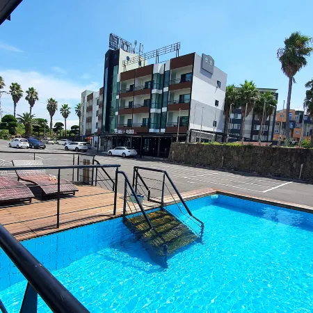 Sea Cliff Hotel Jeju Отели рядом с достопримечательностью «Публичная библиотека в городе Эволь»