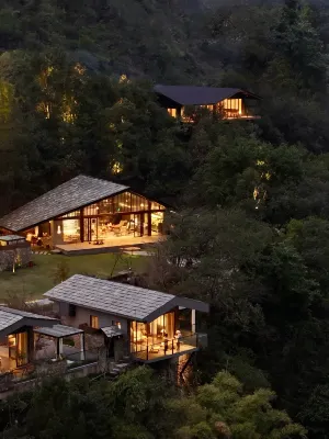 Fall in Love with Nujiang · Secret Bay | Hidden Land Mountain Forest Style · Luxury Aesthetic Hotel - Balkoner